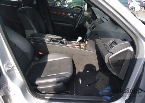 2011 Mercedes-Benz C 300 Luxury 4Matic/Sport 4Matic z USA, uszkodzony, nr VIN WDDGF8BB1BR162833